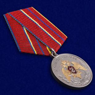Медаль Росгвардии "За отличие в службе" 1 степень в нарядном футляре из бордового флока - общий вид