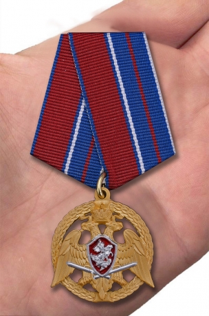 Медаль Росгвардии За проявленную доблесть 1 степени - вид на ладони