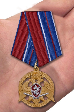 Медаль Росгвардии "За проявленную доблесть" 1 степени - вид на ладони