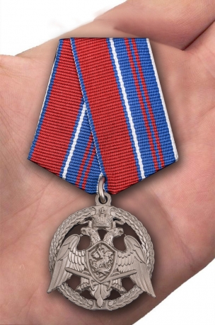 Медаль Росгвардии За проявленную доблесть 2 степени - вид на ладони