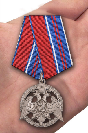 Медаль Росгвардии "За проявленную доблесть" 2 степени - вид на ладони