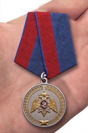 Медаль Росгвардии "За заслуги в укреплении правопорядка" - вид на ладони