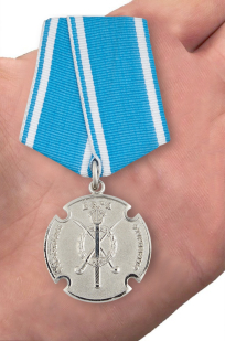 Медаль Российского казачества "За государственную службу" в футляре из флока с пластиковой крышкой - вид на ладони