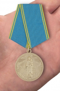 Медаль Россия православная "Благодатное небо" - вид на ладони