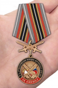 Медаль РВиА За службу в 9-ой артиллерийской бригаде с мечами  на подставке - вид на ладони