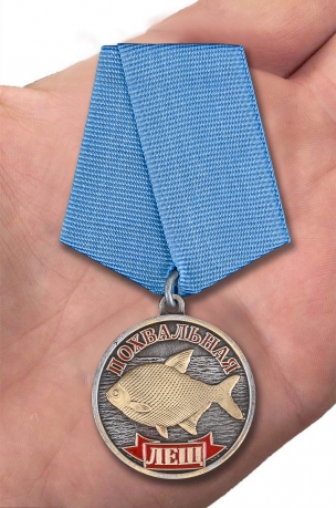 Медаль рыбака "Лещ" в наградном футляре с покрытием из флока - вид на ладони