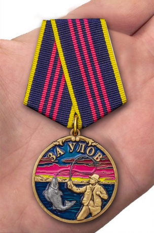 Медаль рыбака "За улов" в футляре из бархатистого флока - вид на ладони