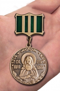 Медаль Сергия Радонежского 1 степени в красивом футляре из флока - вид на ладони