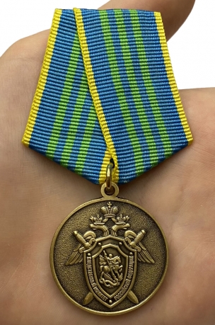Медаль СК РФ вид на ладони