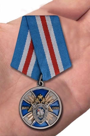 Медаль СК РФ "Доблесть и отвага!" в оригинальном футляре с покрытием из флока - вид на ладони