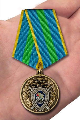 Медаль СК РФ "Ветеран следственных органов" в бархатистом футляре из флока - вид на ладони