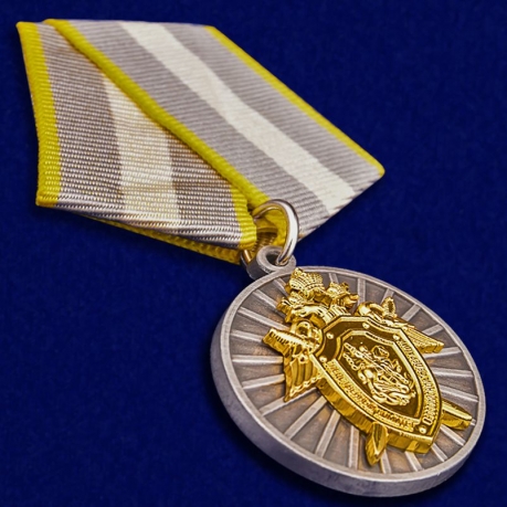Медаль СК РФ "За отличие" в темно-бордовом футляре из флока - общий вид