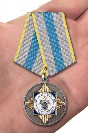 Медаль СК РФ "За верность служебному долгу" в нарядном футляре из флока - вид на ладони