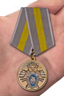 Медаль СК РФ "За заслуги" в красивом футляре с покрытием из флока - вид на ладони