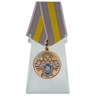 Медаль СК РФ За заслуги на подставке