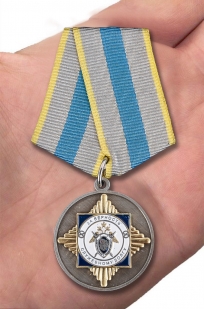 Медаль СК России За верность служебному долгу - вид на ладони