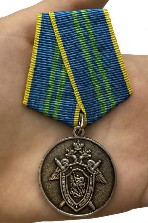 Медаль СК России - вид на ладони