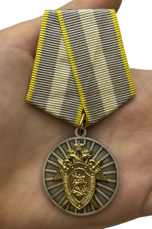 Медаль СК России За отличие - вид на ладони