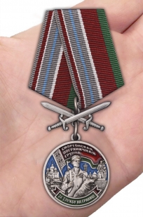 Медаль Сморгонская пограничная группа на подставке - вид на ладони