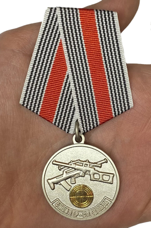 Медаль Снайпер спецназа - вид на ладони
