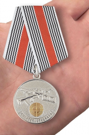 Медаль "Снайпер Спецназа" в футляре с покрытием из бархатистого флока - вид на ладони