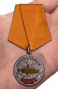 Медаль-сувенир для рыбака "Кижуч" - вид на ладони