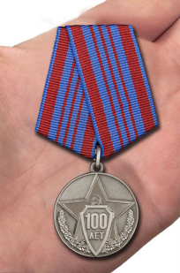 Медаль к 100-летнему юбилею Полиции России в наградном футляре из бордового флока - вид н ладони