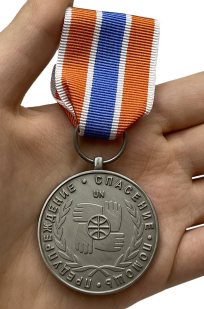 Медаль Участнику чрезвычайных гуманитарных операций МЧС - вид на ладони