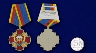 Медаль Уголовного розыска "За заслуги" в бордовом футляре из флока с прозрачной крышкой - сравнительный вид