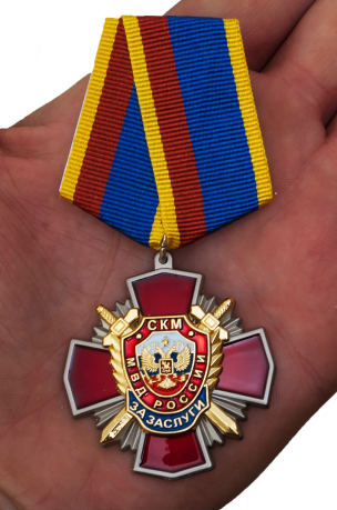 Медаль Уголовного розыска "За заслуги" в бордовом футляре из флока с прозрачной крышкой - вид на ладони