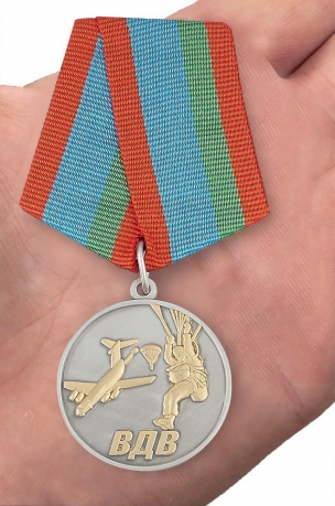 Медаль ВДВ "Десантник" в бордовом футляре из флока - вид на ладони