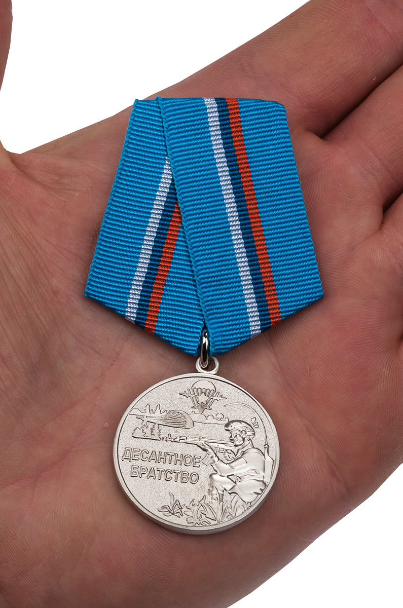 Медаль ВДВ "Десантное братство" в бархатистом футляре с прозрачной крышкой – вид на ладони
