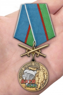 Медаль ВДВ Десантный Батя на подставке - вид на ладони