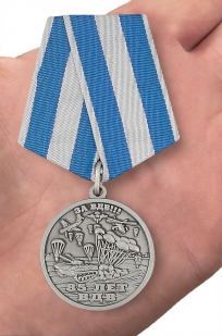 Медаль ВДВ "Никто кроме нас" в бордовом футляре из флока с пластиковой крышкой - вид на ладони