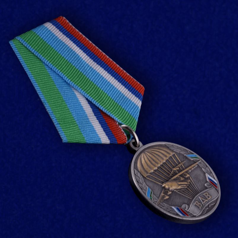 Медаль ВДВ России "Никто, кроме нас" в нарядном футляре из флока с прозрачной крышкой - общий вид