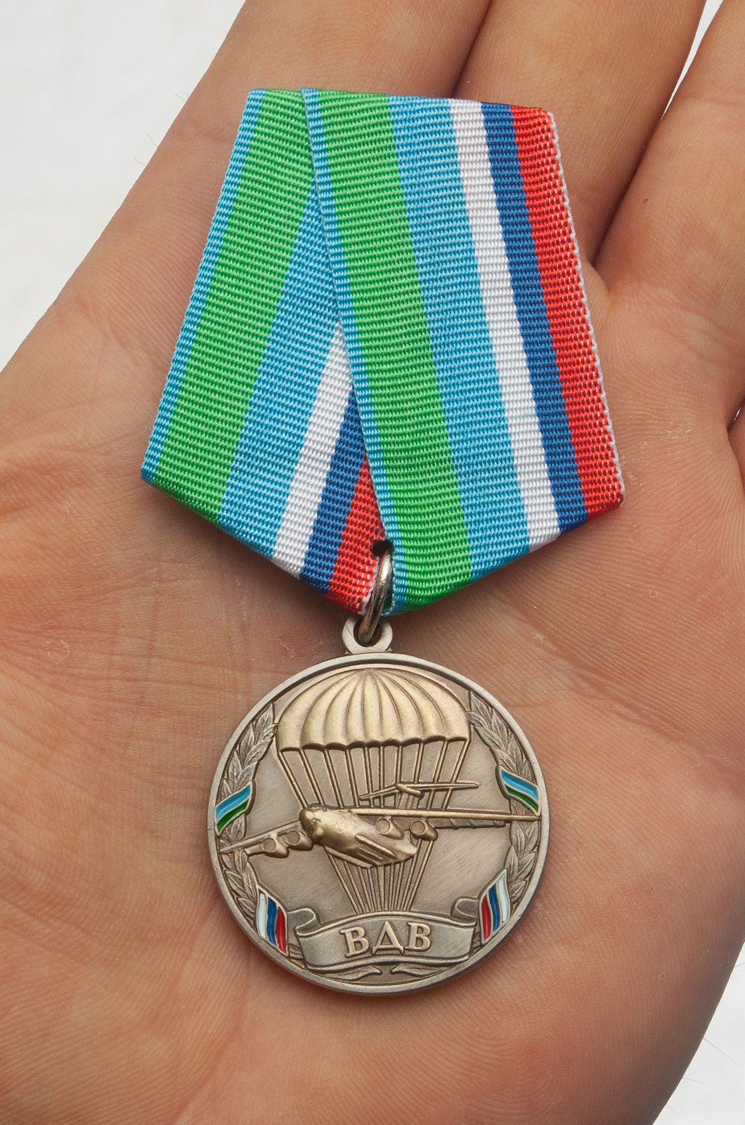 Медаль ВДВ России "Никто, кроме нас" в нарядном футляре из флока с прозрачной крышкой - вид на ладони