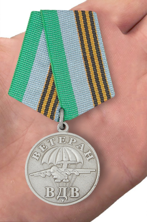 Медаль ВДВ Ветеран серебряная на подставке- вид на ладони