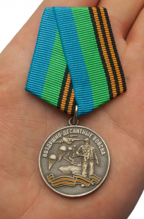 Медаль ВДВ "Воздушный десант" в красивом футляре из флока - вид на ладони