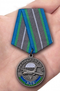 Медаль ВДВ За ратную доблесть - вид на ладони