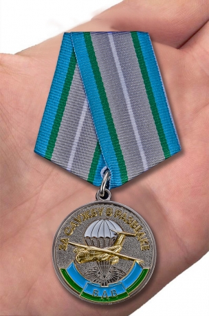 Медаль ВДВ "За службу в разведке" в футляре из бархатистого флока с пластиковой крышкой - вид на ладони