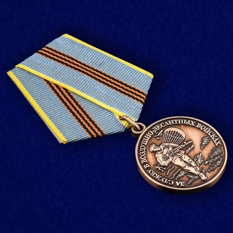 Медаль ВДВ "за службу в Воздушно-десантных войсках" в наградном футляре из флока - общий вид