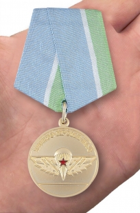 Медаль ВДВ За верность Десантному братству - вид на ладони