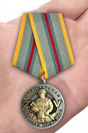 Медаль Ветеран боевых действий на Украине на подставке - вид на ладони