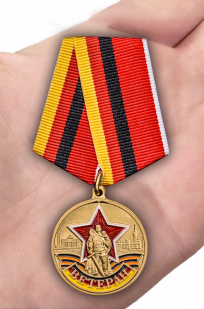 Медаль Ветеран ГСВГ в футляре с удостоверением - на ладони