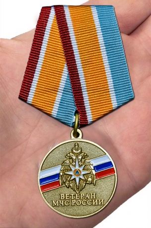 Медаль Ветеран МЧС России - вид на ладони