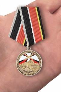 Медаль Ветеран РВиА  в футляре с удостоверением - вид на ладони