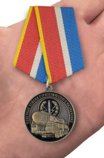 Медаль "Ветеран РВСН" в футляре с удостоверением - на ладони
