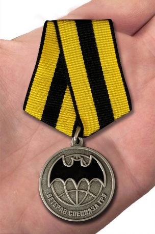 Медаль "Ветеран Спецназа ГРУ" в наградном футляре из флока  - вид на ладони