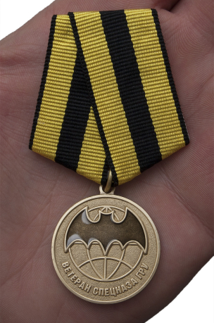 Медаль Ветеран Спецназа ГРУ  в футляре с удостоверением - вид га ладони