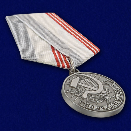 Муляж медали "Ветеран труда СССР" - вид под углом